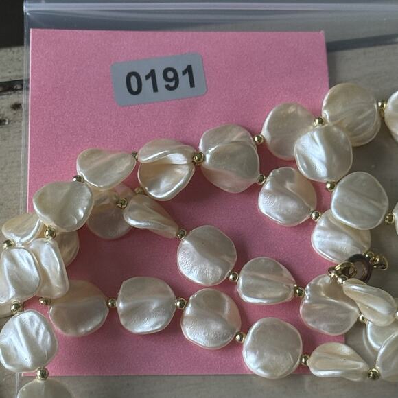 Vintage Faux Coin Pearl Necklace Iridescent Gold Tone 29” - Picture 6 of 6